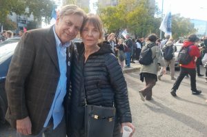 Pogledajte ovu snagu i energiju, ovu radost, mladost i lepotu, to je zadivljujuće, nešto što će blistavo ostati zapisano u našoj istoriji, i što je nemoguće pobediti - kaže za naš list glumac Tihomir Stanić, koji je danas bio ispred Fakulteta dramskih umetnosti da isprati studente koji pešače do Novog Sada na komemorativni skup.