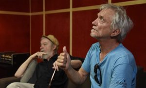  

Večeras, od 20 sati u Kontakt galeriji kragujevačkog SKC-a održaće se filmska projekcija dokumentarnog filma reditelja Arsena Oremovića „Treći svijet” o kultnom bendu „Haustor”.