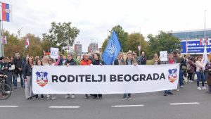 Zborovi građana Beograda blokirali su oko 16 časova kružni tok kod Tržnog centra Ušće, a sa njima se nekoliko minuta kasnije spojila grupa koja došla iz centra grada i nosila transparent "Roditelji Beograda".