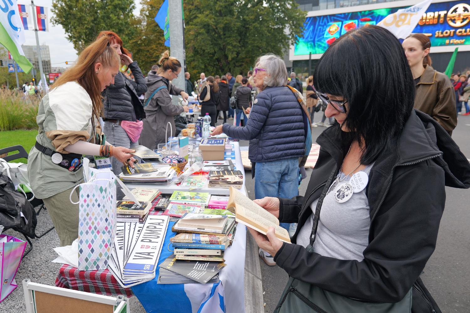"Borimo se za društvo gde će obrazovanje biti stub": Skup podrške prosvetarima "Snaga kolektiva, sloboda izbora" u Beogradu (FOTO) 5 "Borimo se za društvo gde će obrazovanje biti stub": Skup podrške prosvetarima "Snaga kolektiva, sloboda izbora" u Beogradu (FOTO) 5