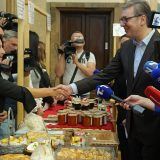 Vučić na dodeli sredstava ženama preduzetnicama: "Ove godine imamo 100.000 zahteva za radne dozvole iz inostranstva" 6