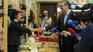 Predsednik Srbije Aleksandar Vučić obišao je danas u zgradi Generalnog sekretarijata predsednika štandove dobitnica podrške na konkursu za razvoj preduzetništva žena na selu u ovoj godini.