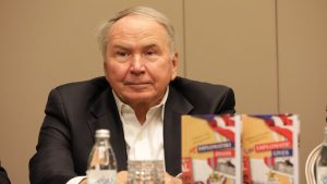 Retko koji diplomata poznaje suštinski društveno/političko/ekonomske prilike u zemlji službovanja, a kad zna i takozvane obične ljude, njihove svakodnevne probleme, strahove i nadanja, onda je to pravi dar. Upravo to je bio slučaj sa Vilijamom Montgomerijem i njegovom suprugom Lin, koji su više od 30 godina bili u diplomatskoj službi Sjedinjenih Američkih Država u zemljama Balkana.