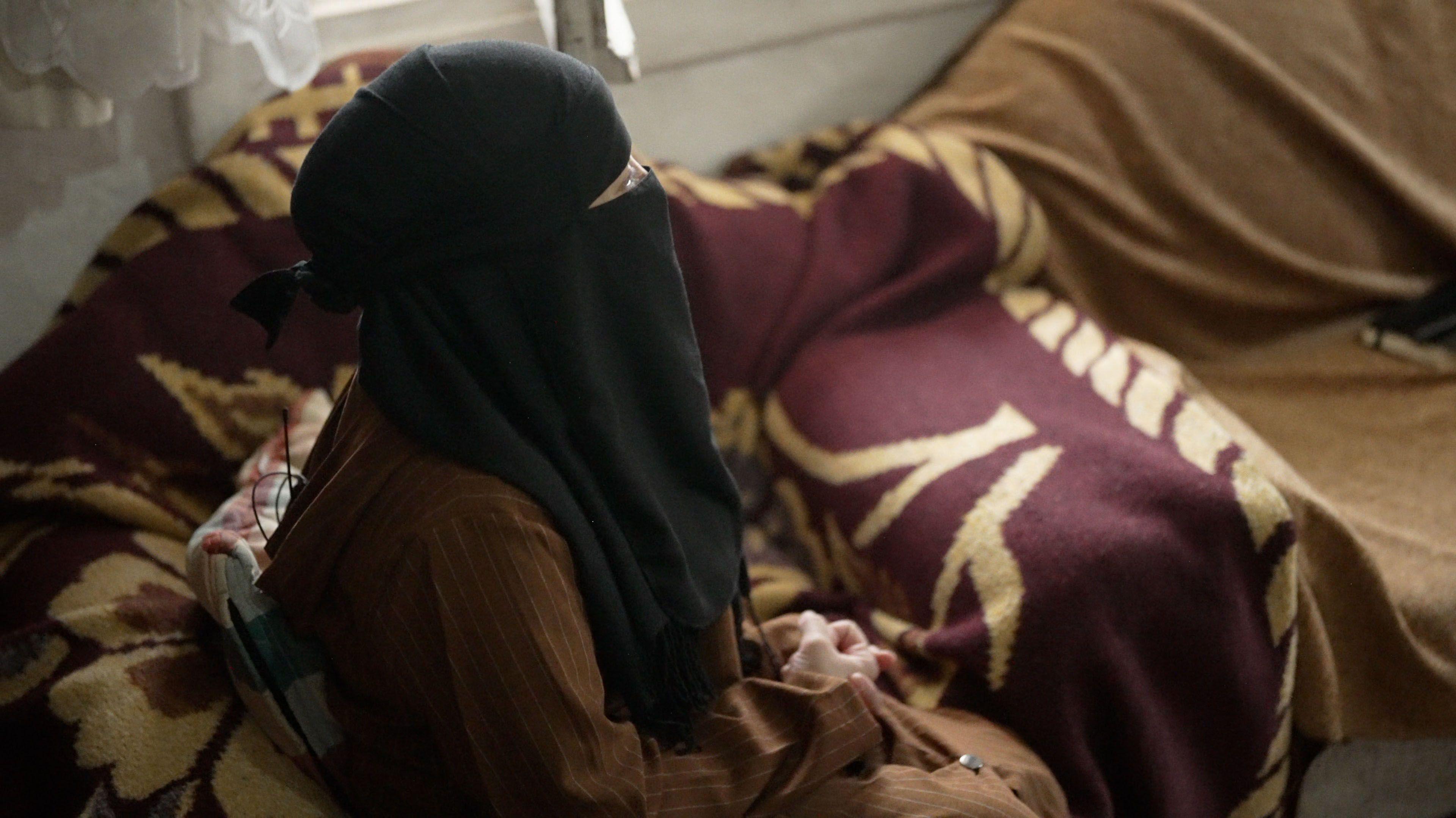 Od anđela do čudovišta: Turski humanitarac nudio pomoć u zamenu za seks 4 Žena sedi na sofi