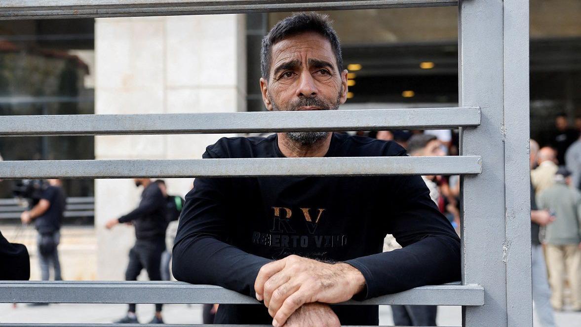 Hamas oslobodio 20 talaca, Izrael pustio na slobodu palestinske zatvorenike 2 Palestinac u Ramali na Zapadnoj obali čeka sina da bude pušten iz izraelskog zatvora