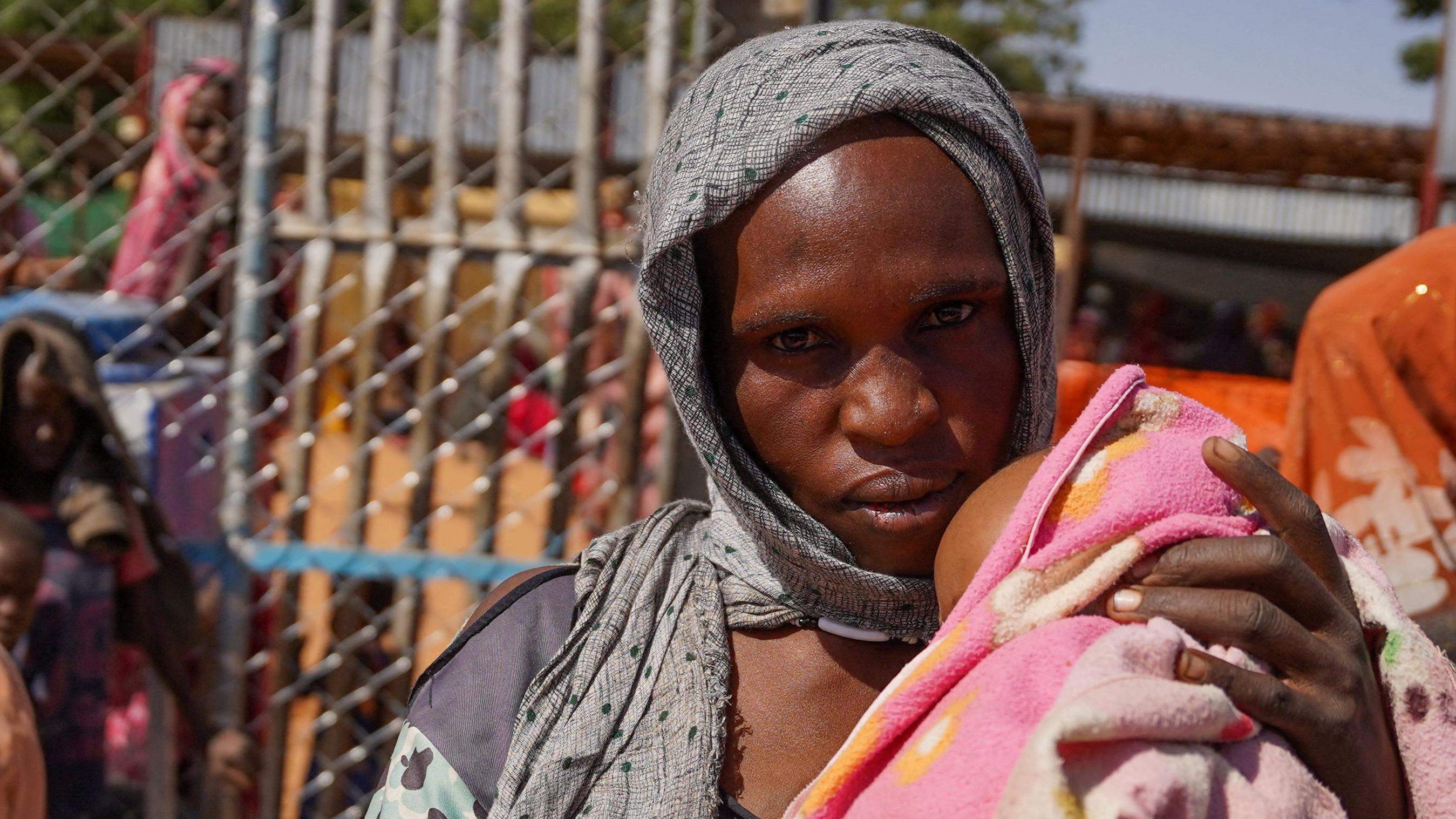 Sudan: El-Fašer pao posle 18 meseci opsade, 'gomile leševa i bare krvi' 3 žena u Sudanu