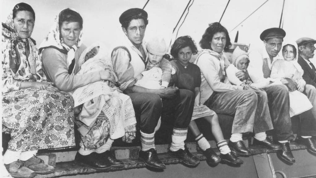 Evakuisani sa južnoatlantskog ostrva Tristan da Kunja na holandskom brodu koji je plovio ka Kejptaunu nakon vulkanske erupcije, crno-bela fotografija