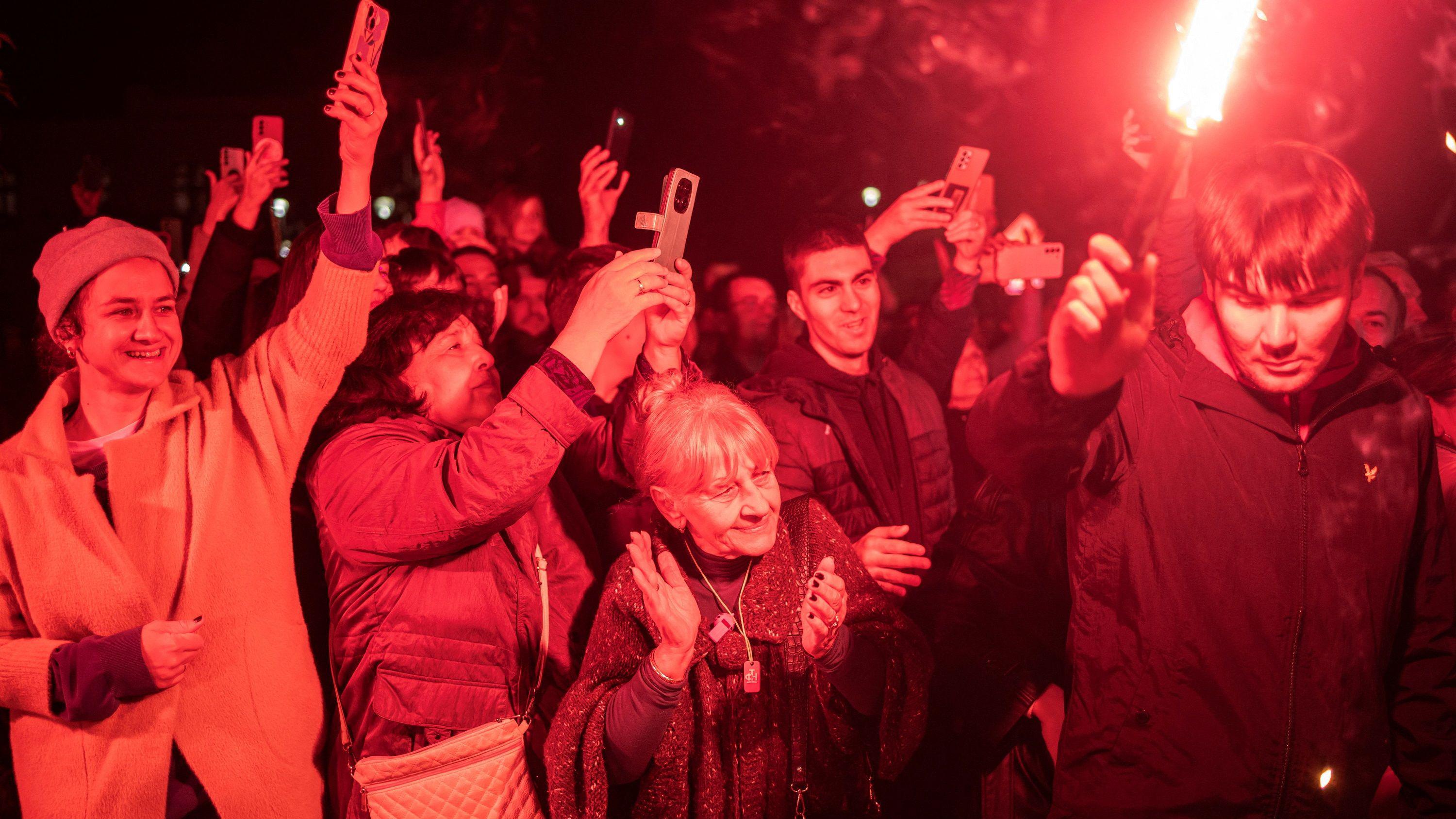 Suze i baklje: Doček novopazarskih studenata u Čačku - u fotografijama 12 Doček novopazarskih studenata u Čačku
