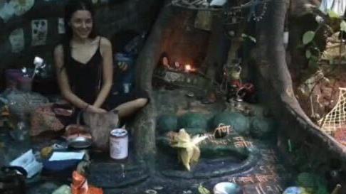 'Godinama smo se plašile samo ljudi': Zašto je Ruskinja živela u indijskoj pećini sa malim ćerkama 4 Nina Kutina u pećini blizu korena drveta, okružena malim predmetima i nakitom