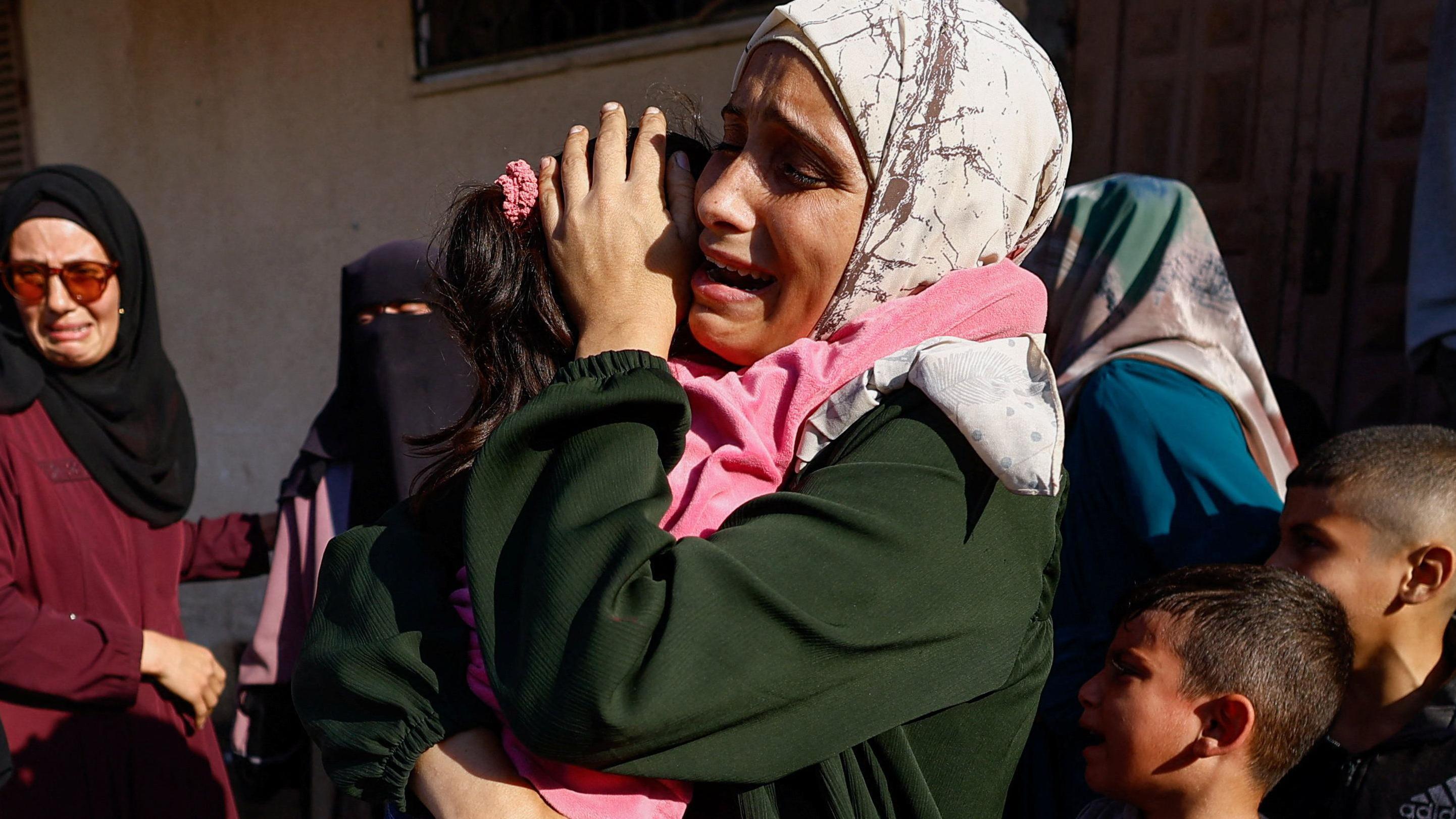 Izrael i Hamas se međusobno optužuju za kršenje primirja, nastradalo devet Palestinaca 1 majka u naručju drži dete, pored nje su još dva dečaka