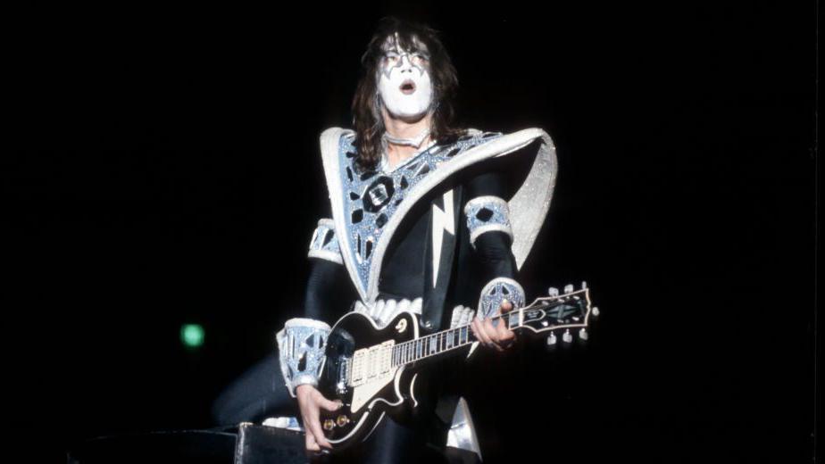 Preminuo Ejs Frejli, legendarni gitarista grupe KISS 1 Frejli
