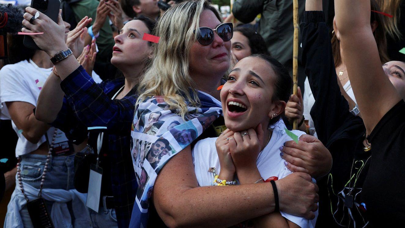 Hamas predao samo četiri od 28 tela talaca, Izrael ne otvara prelaz Rafa 3 Radost okupljenih na Trgu talaca u Tel Avivu