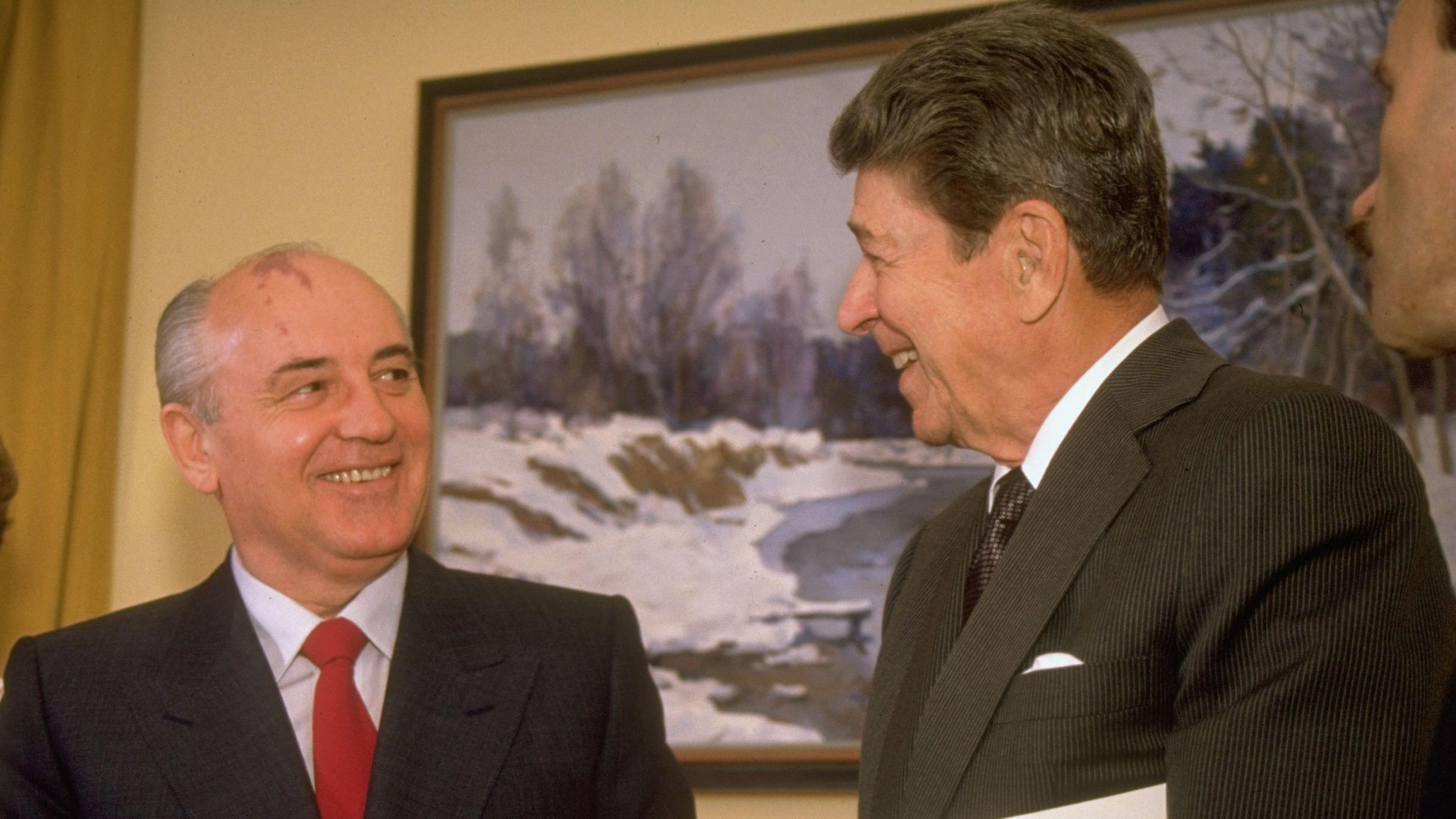 Može li jeftina nafta da pomogne Trampu u Ukrajini, kao nekad Zapadu u Hladnom ratu 6 Sovjetski predsednik Mihail Gorbačov u tamnom odelu sa crvenom kravatom razgovara sa američkim predsednikom Ronaldom Reganom u San Francisku 1990. godine