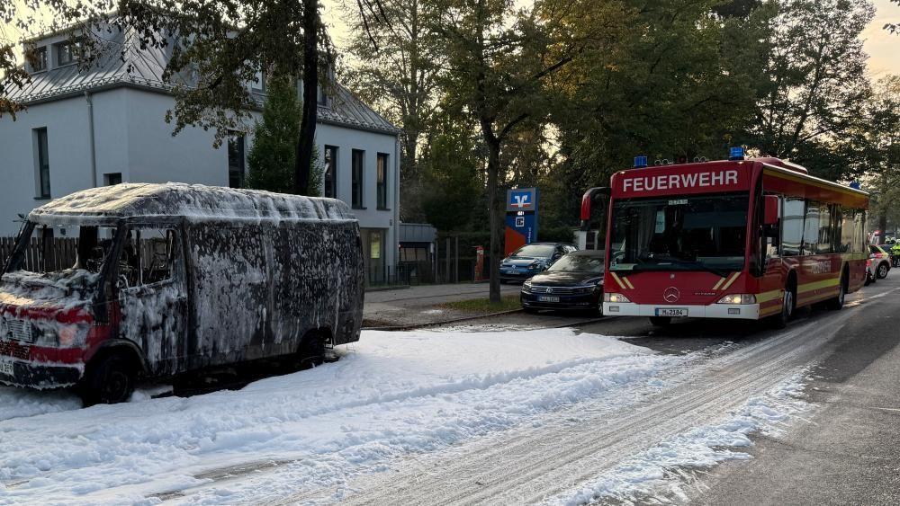 Izgoreli kombi prekriven penom nakon što su ga vatrogasci ugasili u Minhenu, Nemačka, 1. oktobra 2025. 