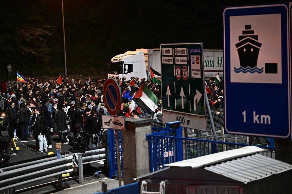 Presretnuta propalestinska flotila ka Gazi, Izrael deportuje stotine 16 Propalestinski demonstranti kreću se ka naplatnoj rampi na autoputu A7 u Đenovi, nakon što su blokirali dva ulaza u luku Đenova dok učestvuju u protestu podrške palestinskom narodu i Globalnoj Sumud flotili (GSF) nakon što je izraelska mornarica presrela brodove GSF-a