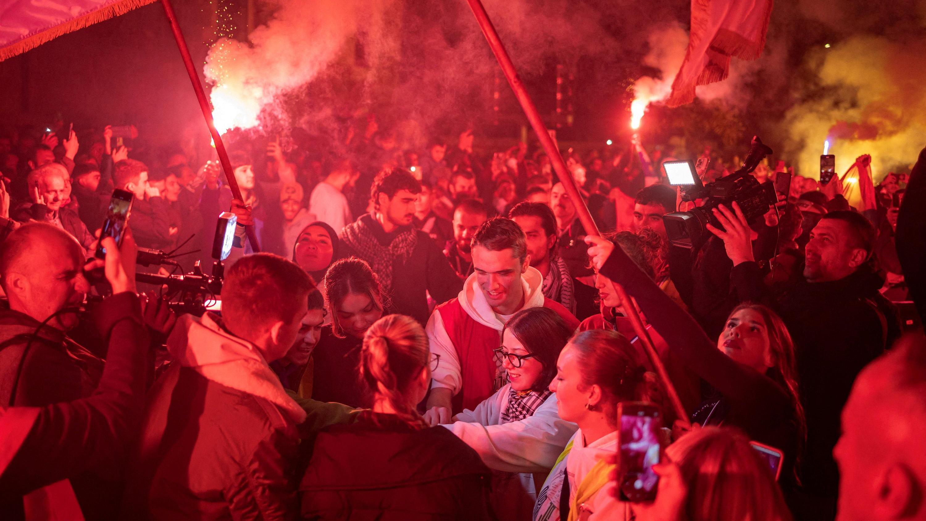 Suze i baklje: Doček novopazarskih studenata u Čačku - u fotografijama 13 Doček novopazarskih studenata u Čačku