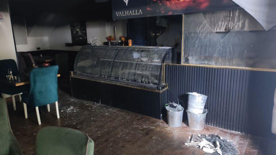 Crna Gora suspendovala bezvizni režim sa Turskom, privođenja zbog izazivanja verske mržnje 3 Unutrašnjost lokala posle napada