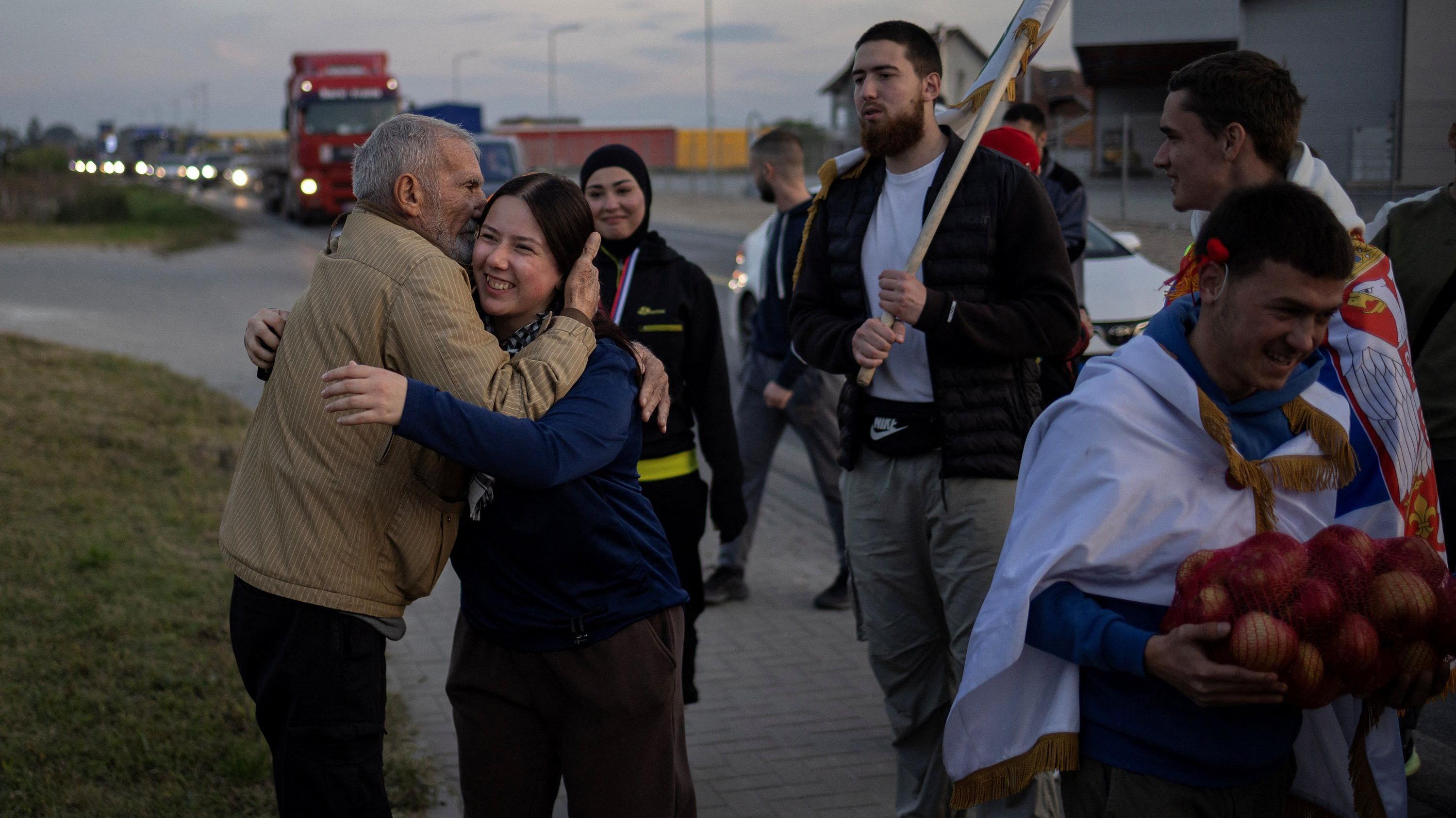 Suze i baklje: Doček novopazarskih studenata u Čačku - u fotografijama 6 Studenti iz Novog Pazara nedaleko od Čačka