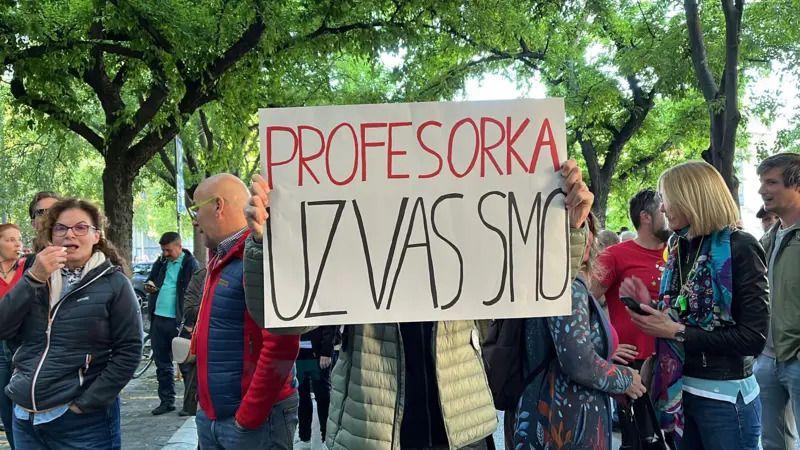 'Novosadska šestorka': Ukinut kućni pritvor i za preostalih troje aktivista 4 Transparent podrške Mariji Vasić tokom blokade suda u Novom Sadu u maju kojom se tražilo puštanje aktivista na slobodu