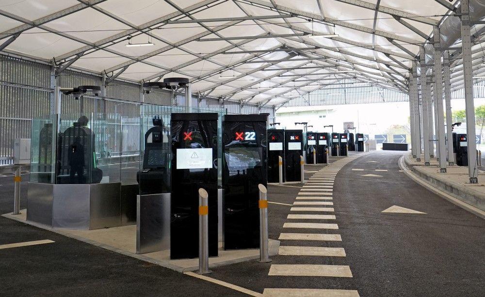 Nova pravila za ulazak u EU: Kako da se prijavim 4 granični porelaz, prelaz na granici, nova oblast za skeniranje identiteta i otisaka prstiju tokom pregleda novorazvijene zone sistema ulaska i izlaska (EES) na terminalu Evrotunela u Folkstonu, Kent.