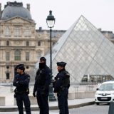 Lopovi za sedam minuta ukrali nakit „neprocenjive“ vrednosti iz Luvra 7
