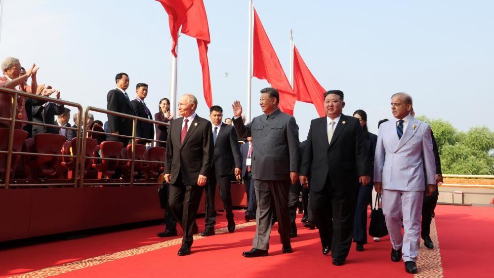 Diplomatija ili pozorište: Zašto Tramp i Kim Džong Un pokušavaju da održe dobre odnose 3 Vladimir Putin, Si Đinping i Kim Džong Un na crvenom tepihu tokom obeležavanja 80. godišnjice pobede u Drugom svetskom ratu