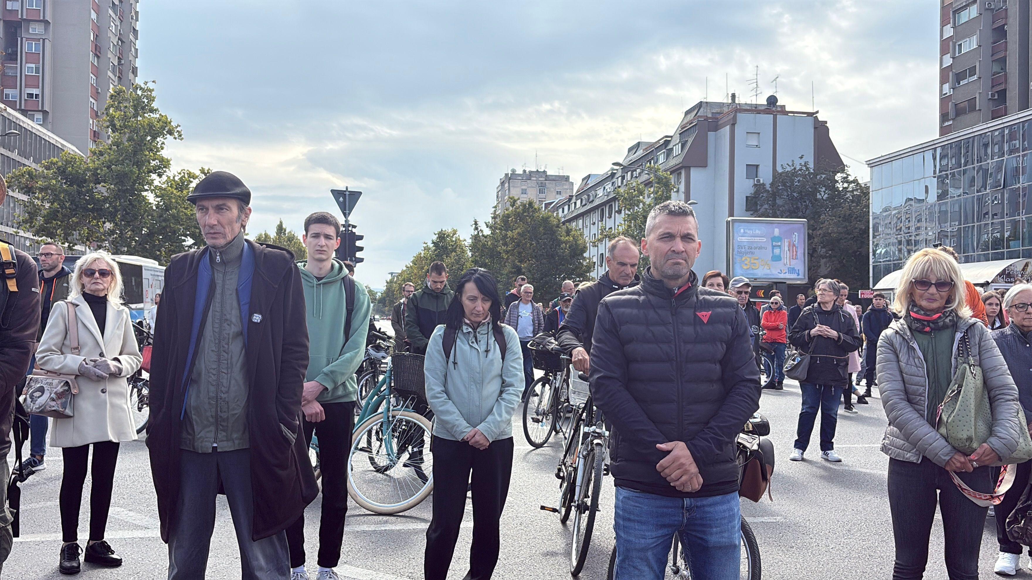 Pad nadstrešnice: 11 meseci od tragedije - šetnje i sveće širom Srbije 3 Okupljeni u Novom Sadu 1. oktobra 2025.