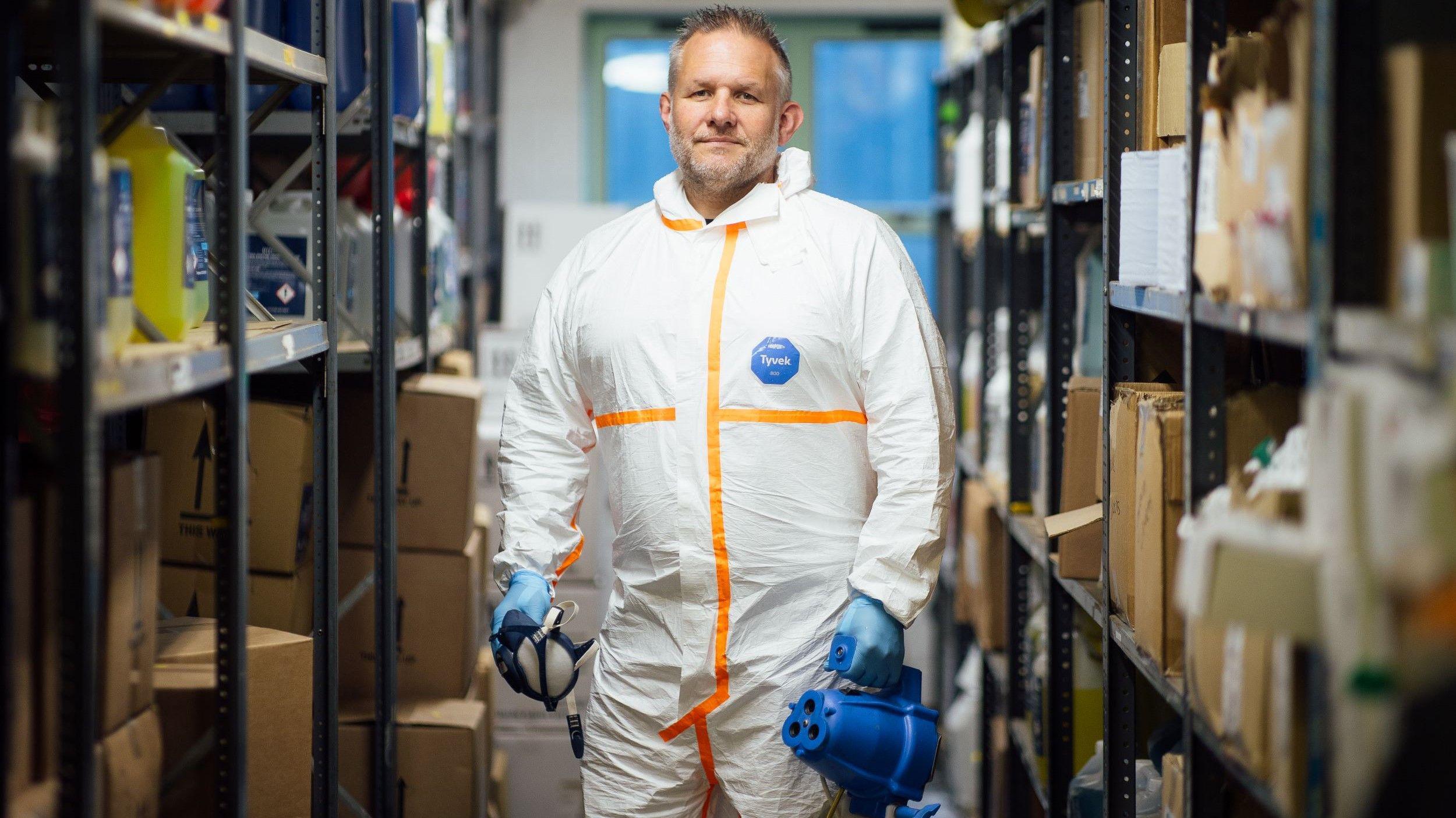 'Počeo sam kao perač prozora, a sada čistim mesta zločina' 1 Ben Džajls. Muškarac sede kose u kompletnoj zaštitnoj opremi