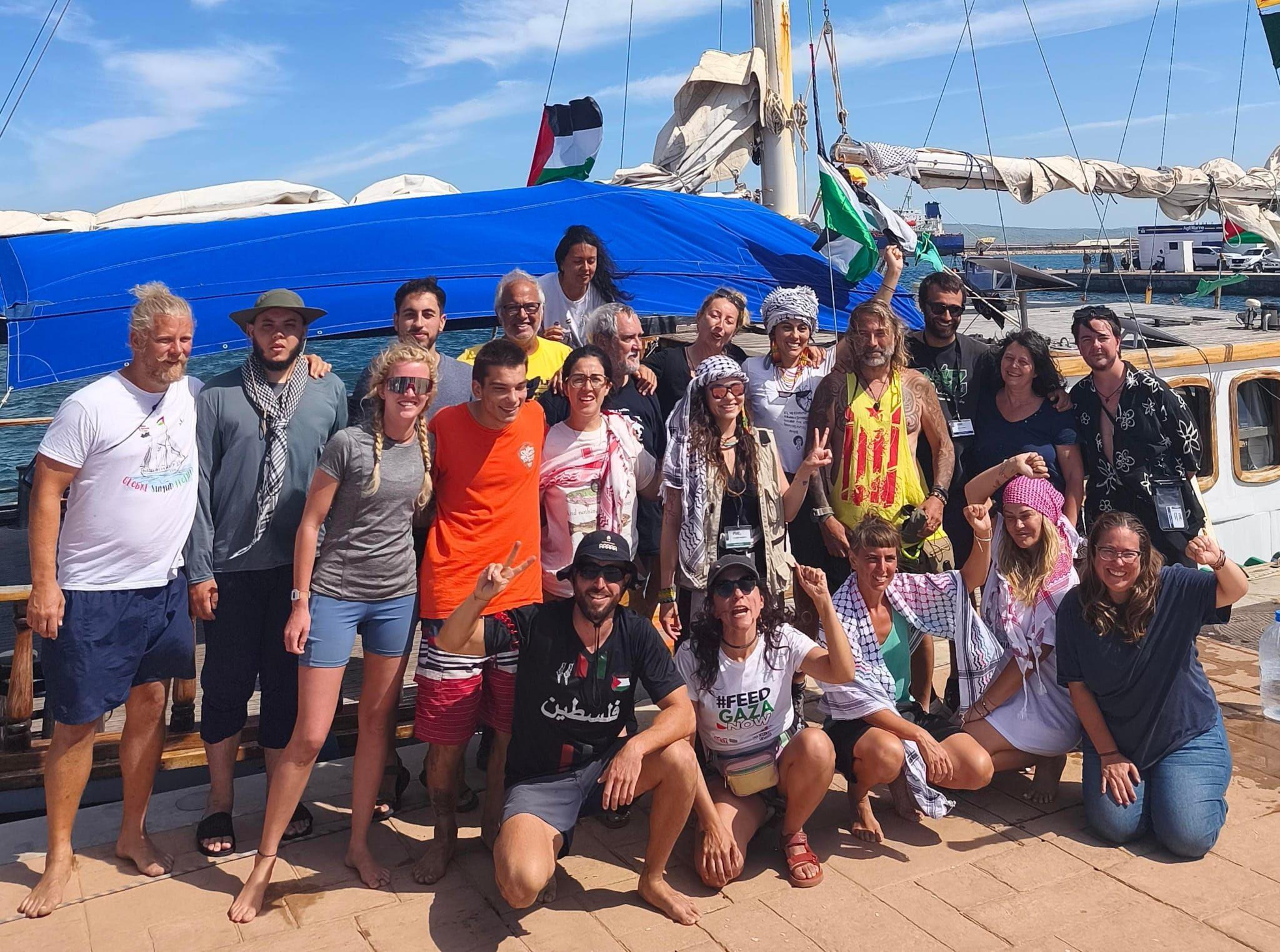 Ognjen Marković (u sredini drugi sleva u narandžastoj majici) i drugi aktivisi sa broda Adara u Bizerti