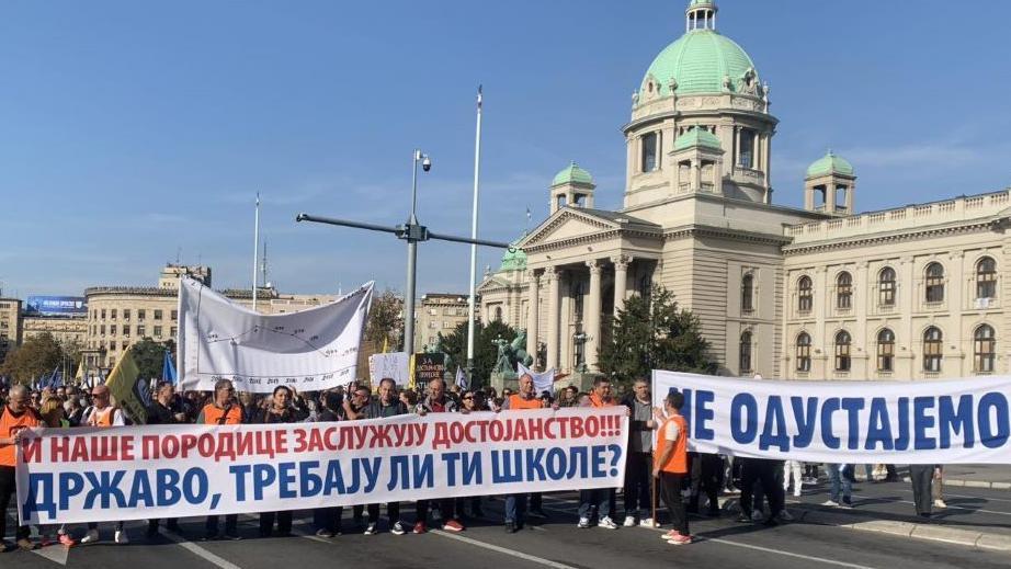 Kako je prosveta nosila proteste u Srbiji poslednjih godinu dana 2 protest prosvetnih radnika 1. novembra 2024. Ispred kolone okupljenih su razvučeni transparenti "I naše porodice zaslužuju dostojanstvo. Državo, trebaju li ti škole" i "Ne odustajemo"