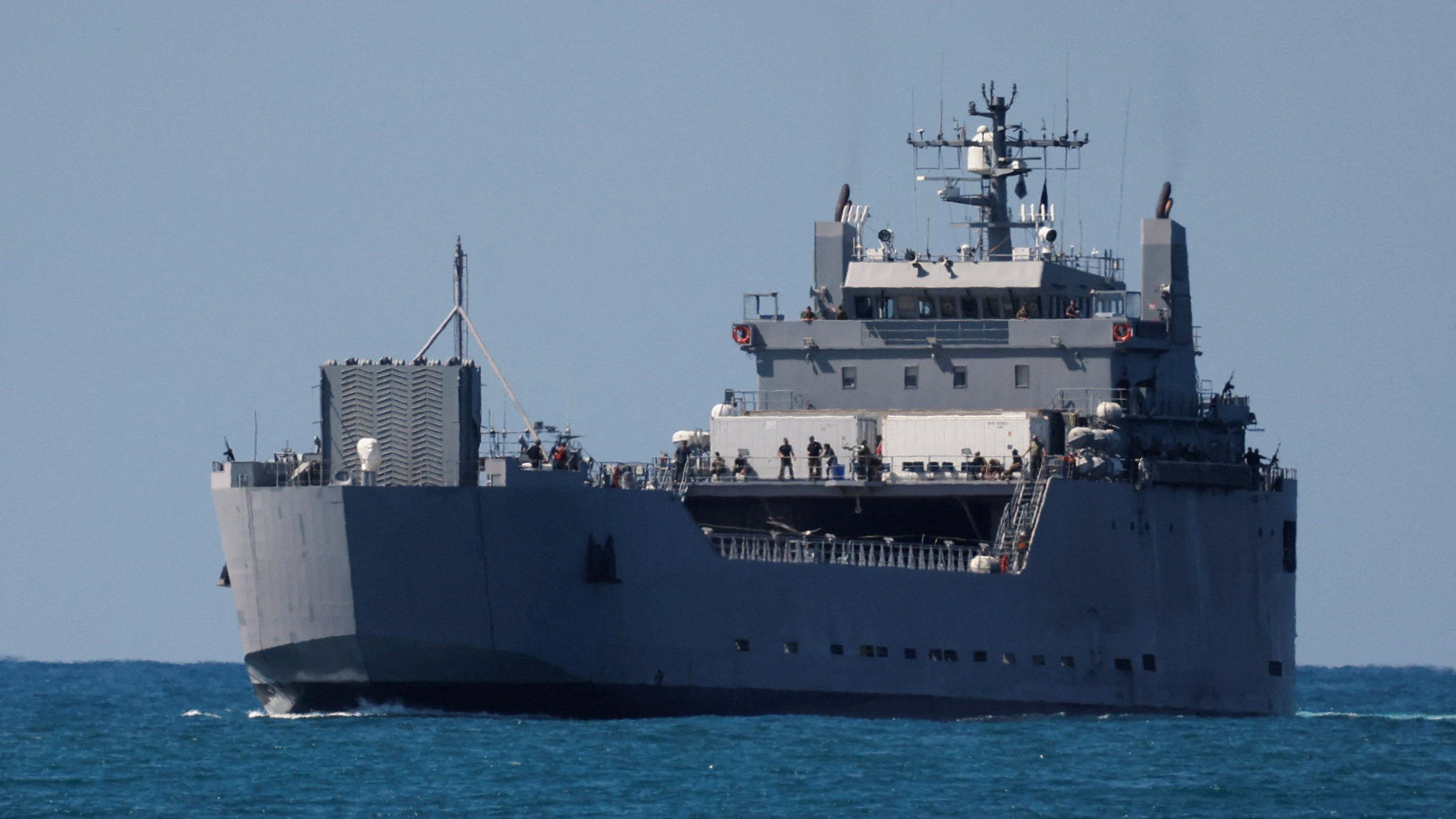 Privedeni propalestinski aktivisti iz flotile ka Gazi čekaju deportaciju iz Izraela 1 izraelski vojni brod, izraelski vojni brod prevezao je privedene propalestinske aktiviste iz Globalne Sumud flotile