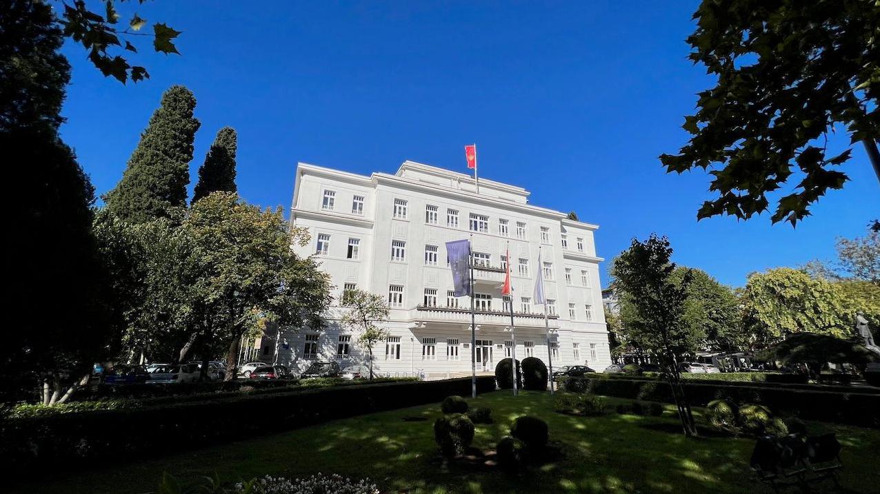 Kako je Crna Gora postala balkanski lider u približavanju Evropskoj uniji 2 Gradska kuća u Podgorici sa državnom i EU zastavom