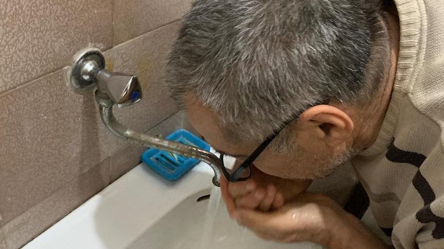 Zrenjanin: Pij vodu, ako smeš 1 Muškarac pije vodu sa česme