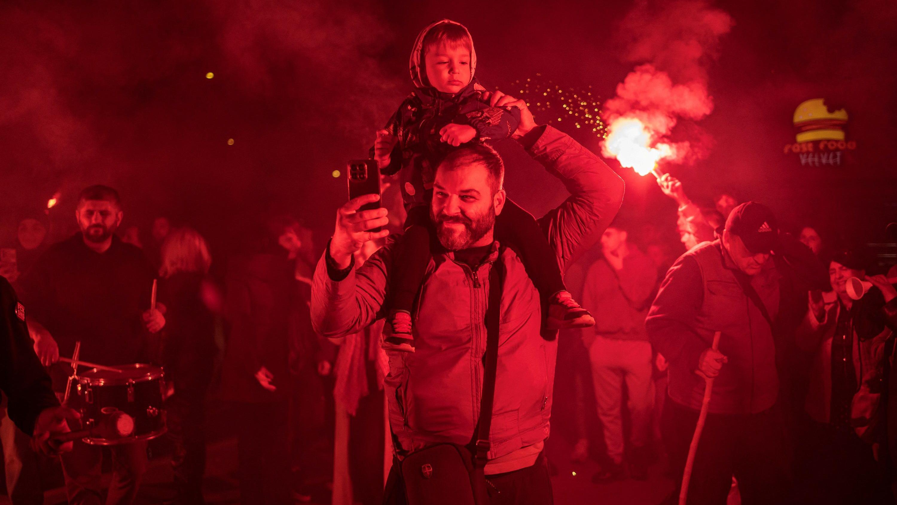 Suze i baklje: Doček novopazarskih studenata u Čačku - u fotografijama 14 Doček novopazarskih studenata u Čačku