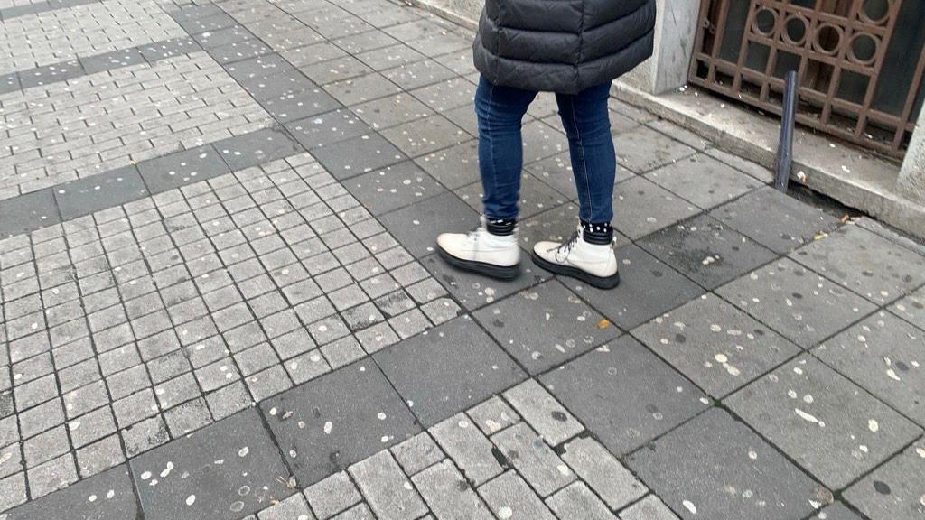 trotoar sa izlepljenim žvakama