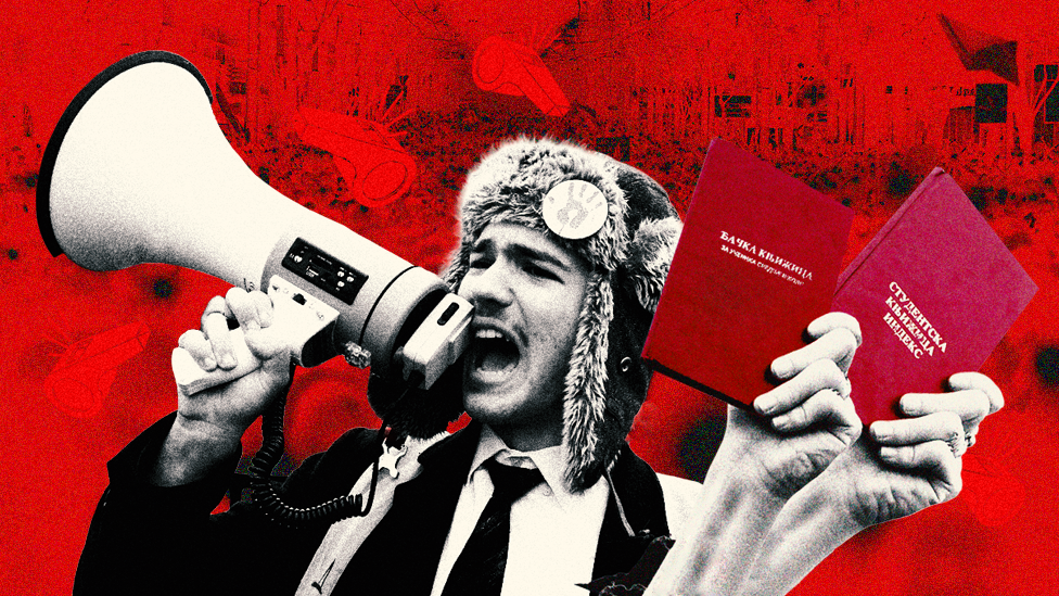 Kako je prosveta nosila proteste u Srbiji poslednjih godinu dana 1 ilustracija - muškarac govori kroz megafon dok ispred njega dve ruke drže indeks i đačku knjižicu