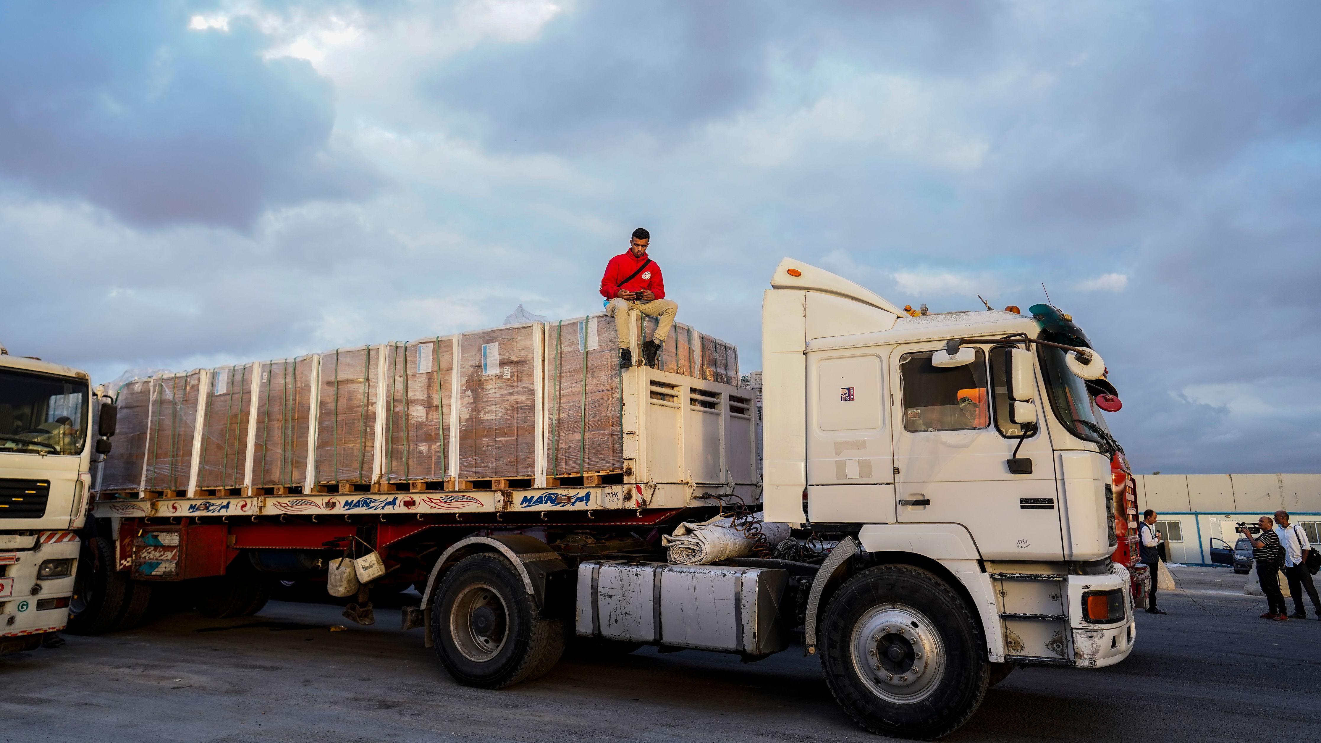 Desetine kamiona pomoći ulaze u Gazu, Izrael se sprema za prihvat talaca 2 Kamion na prelazu Rafa
