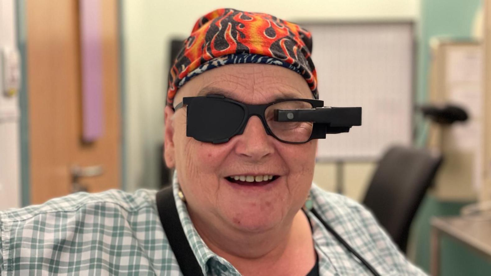 Očni implant pomaže slepima da ponovo čitaju 1 Šila Irvin, 70, može ponovo da rešava ukrštene reči zahvaljujući ovoj tehnologiji