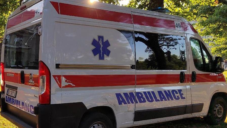 Tragedija kod Novog Sada: Poginuo dečak, sedmoro dece povređeno 1 Kombi Hitne pomoći
