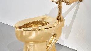 Aukcijska kuća Sotbi danas je objavila da će na aukciji prodati skulpturu italijanskog umetnika Mauricija Katelana WC šolju od čistog zlata, nazvanu "Amerika".