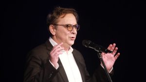 Glumac Tihomir Stanić će na svoj 65. rođendan, 17. novembra, u Operi &amp; Teatru Madlenianum premijerno izvesti predstavu „Gospodin u čizmama od dima“, rađenu po delu Fjodora Mihajloviča Dostojevskog, u dramatizaciji i režiji Marka Misirače.