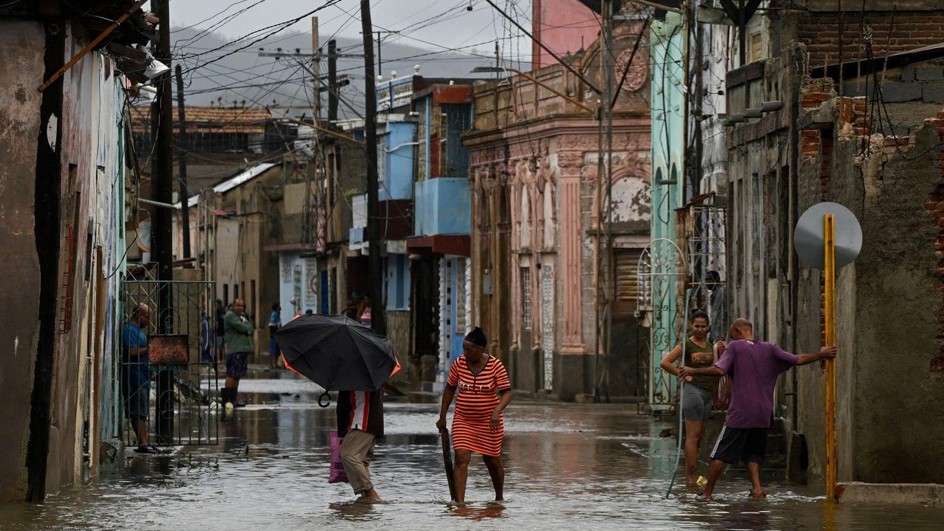 Najmanje 20 mrtvih na Haitiju, uragan Melisa stigao do Kube 2 Četvoro ljudi na poplavljenim ulicama posle uragana Melisa na Kubi