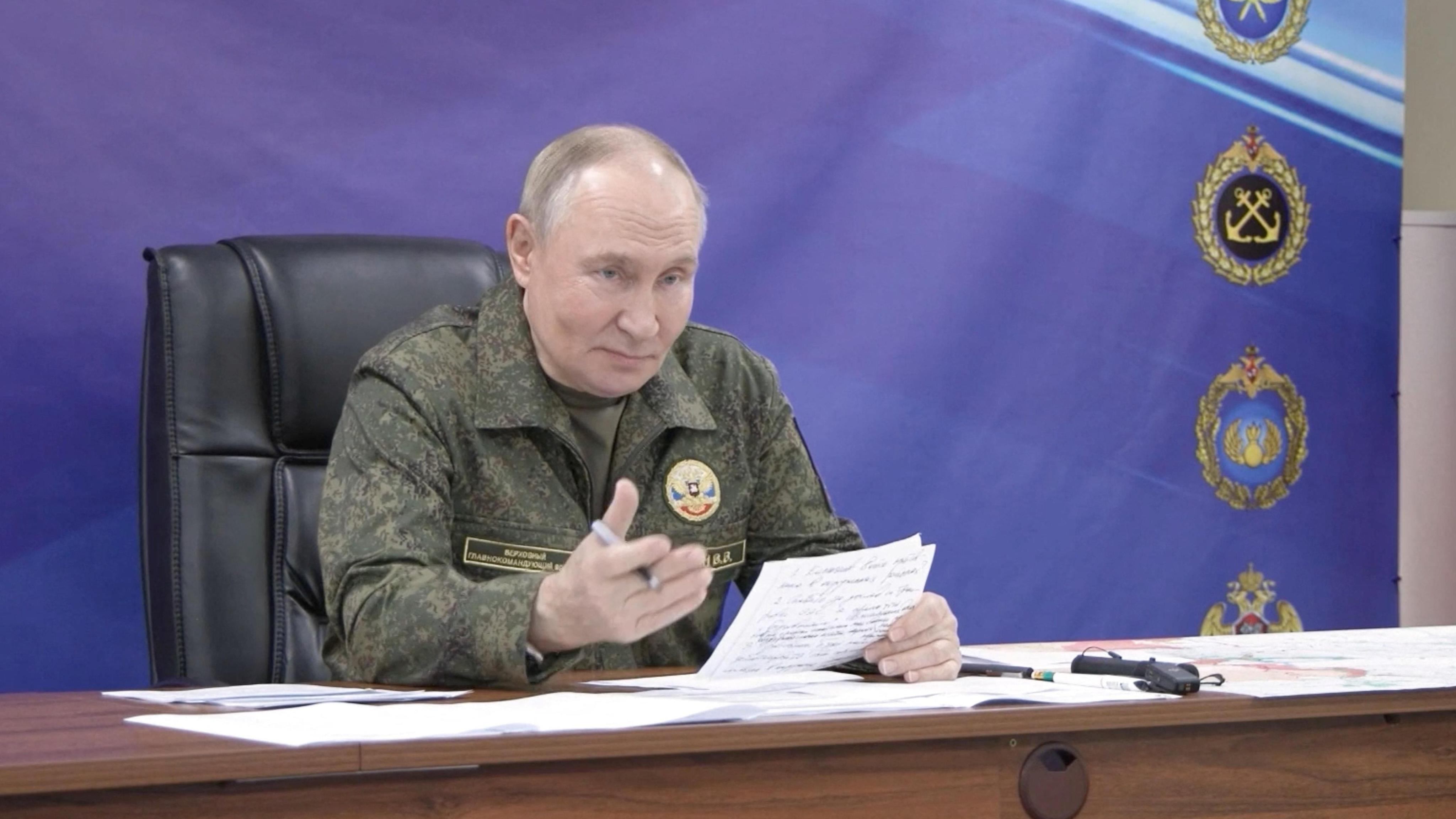 Rusija testirala nuklearnu raketu koja 'može da pogodi bilo koji deo SAD' 1 Vladimir Putin u vojnoj uniformi sedi za stolom