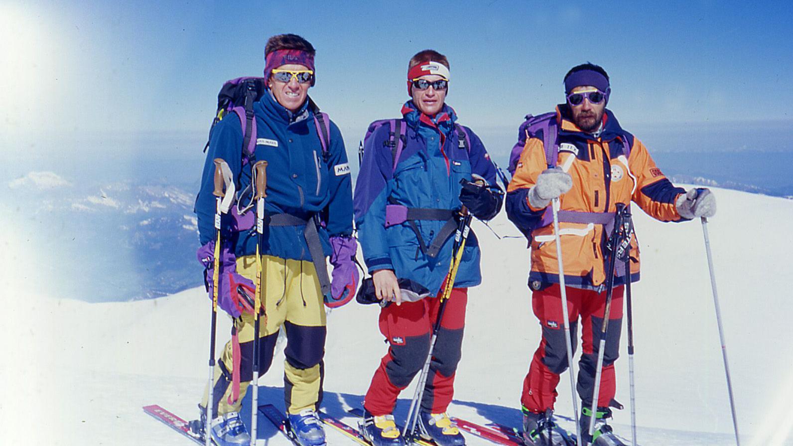 'Rođen da skija sa Everesta': Slovenac koji je izveo prvi spust sa krova sveta 8 Davo Karničar sa braćom Andrejem i Isidorom na Mon Blanu 2000. godine