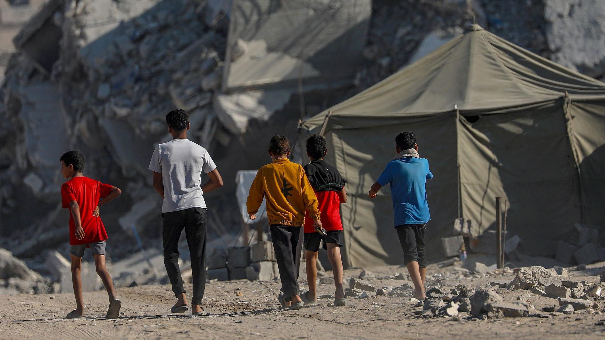 Izrael napao Gazu uprkos primirju 1 Dečaci šetaju razrušenim ulicama Gaze, okrenuti su leđima ka kameri