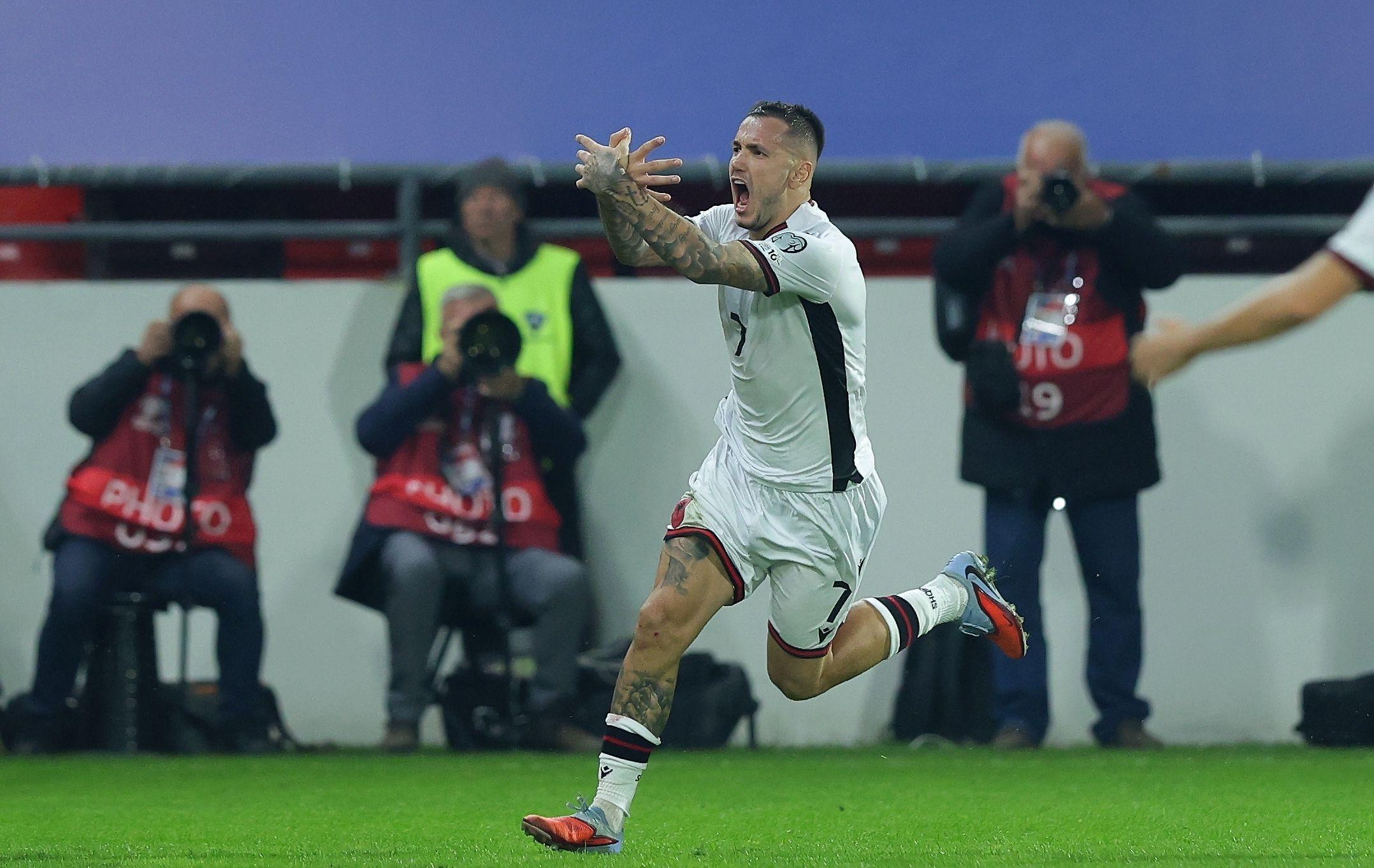 U borbi za baraž Srbija poražena od Albanije, ostavka Piksija 4 Rej Manaj je gol proslavio pokazujući albanski nacionalistički simbol rukama