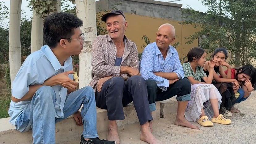 Lekar koji je naučio da čita u 16. godini: Penje se na planine hodajući na petama 6 Dr Li voli da radi u seoskoj ambulanti i pacijentima je na raspolaganju 24 sata dnevno