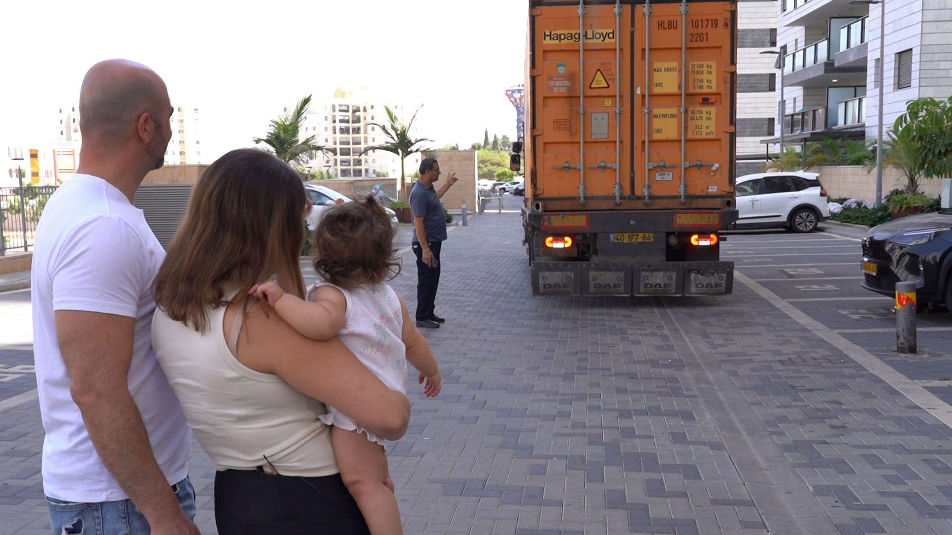 Narandžasti kamion za selidbe se kreće niz ulicu dok ga Nofar i Ejal posmatraju. Par se vidi otpozadi - on je u beloj majici, a ona u krem majici bez rukava, držeći njihovu malu ćerku