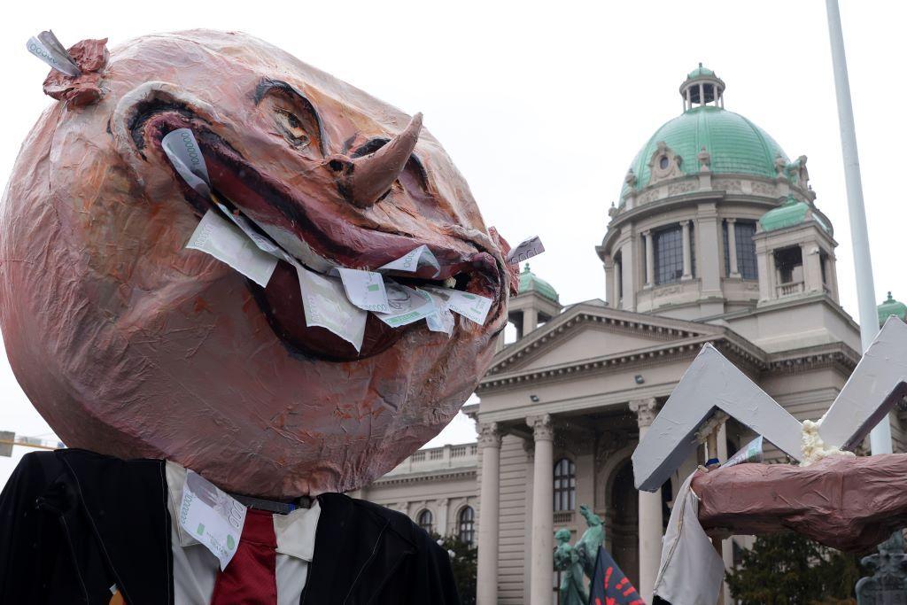 Zašto još nema nijednog suđenja za pad nadstrešnice u Novom Sadu 3 figura koja predstavlja korumpiranog javnog funkcionera