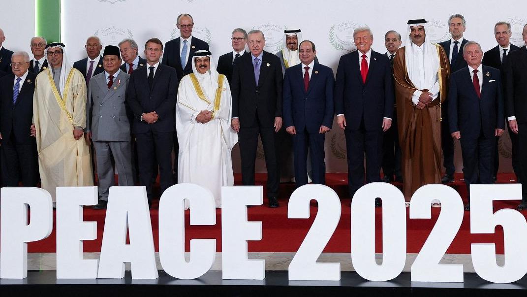 Osmesi, blicevi, zlatna ogrlica i Tramp u centru pažnje: Sviće li 'istorijska zora" na Bliskom istoku 1 Svetski lideri na samitu u Šarm el-Šeiku